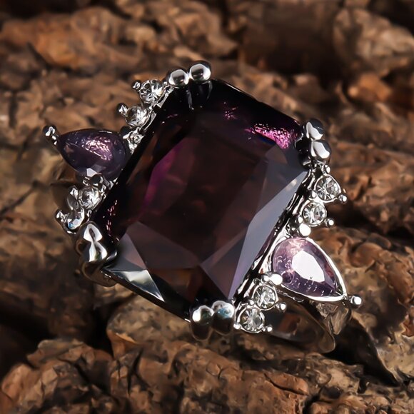 Vintage Style Purple Synthetic Zirconia Ring - Picture 5 of 8